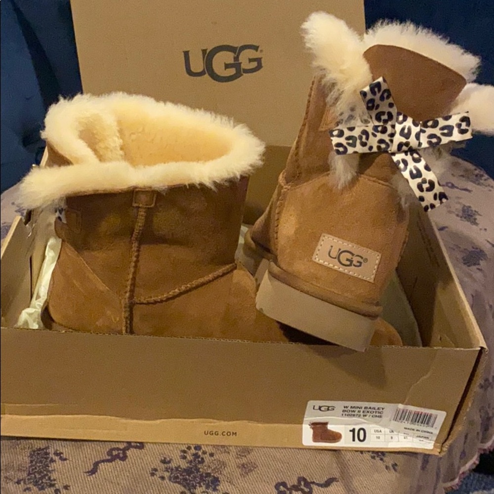 Ugg’s mini Bailey bow 2 exotic 1102972 w/ Che
